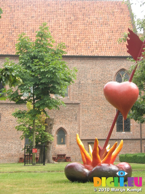 JT00964 Hart sculpture in monastry (now back of tourist information) in Elburg